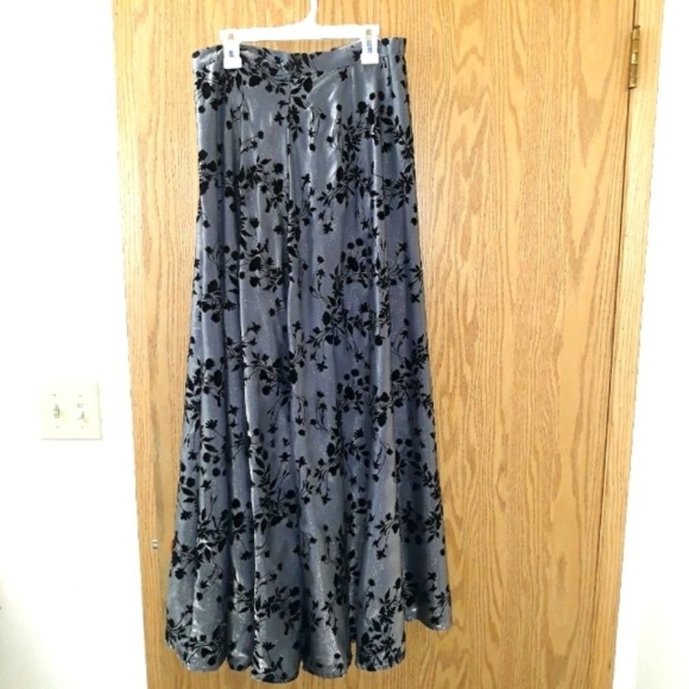 Maxi Skirt Silver with Black velvet Flowers sz. 8P